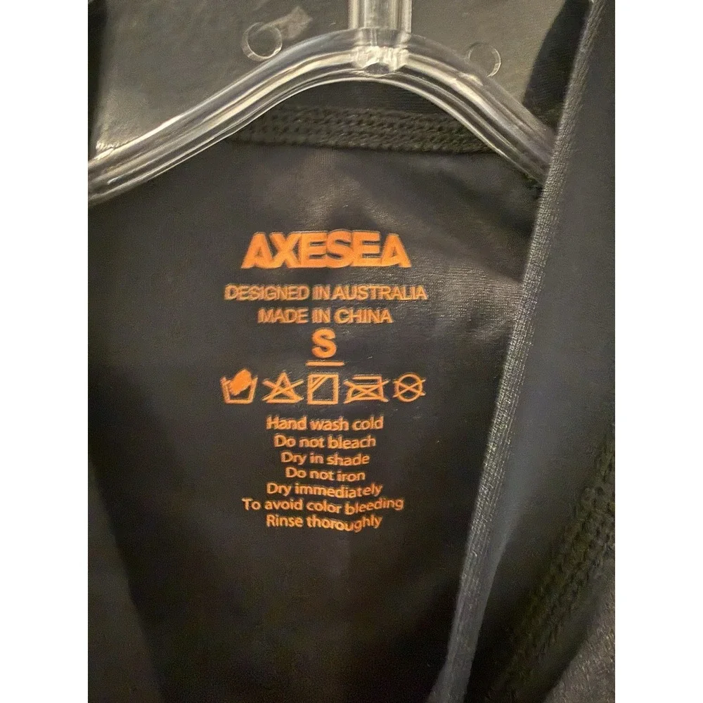 COMPRESSION SWIM SHIRT SIZE SMALL New With‎ Tags Black UPF50 Surfing